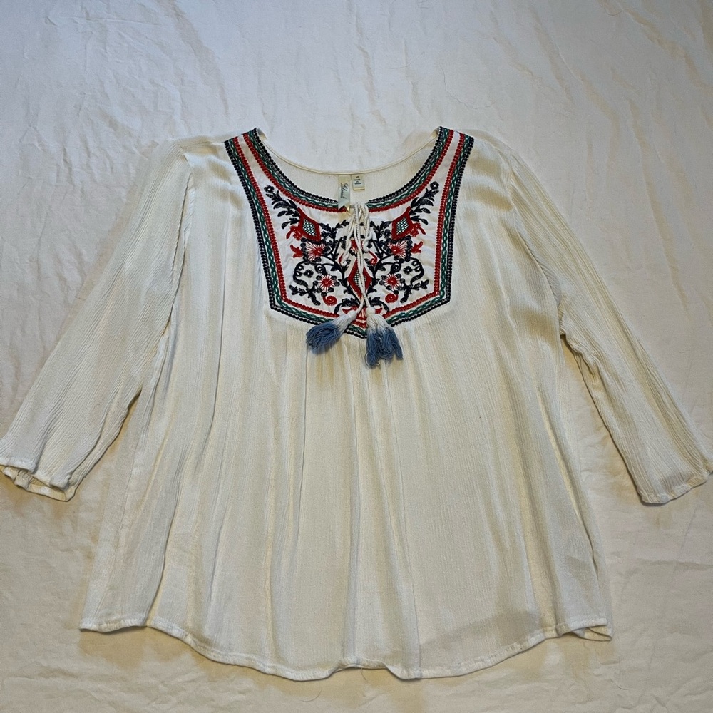Lightweight embroidered top with cropped sleeves